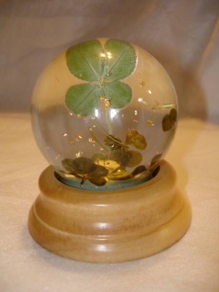Four leaf clover snow globe